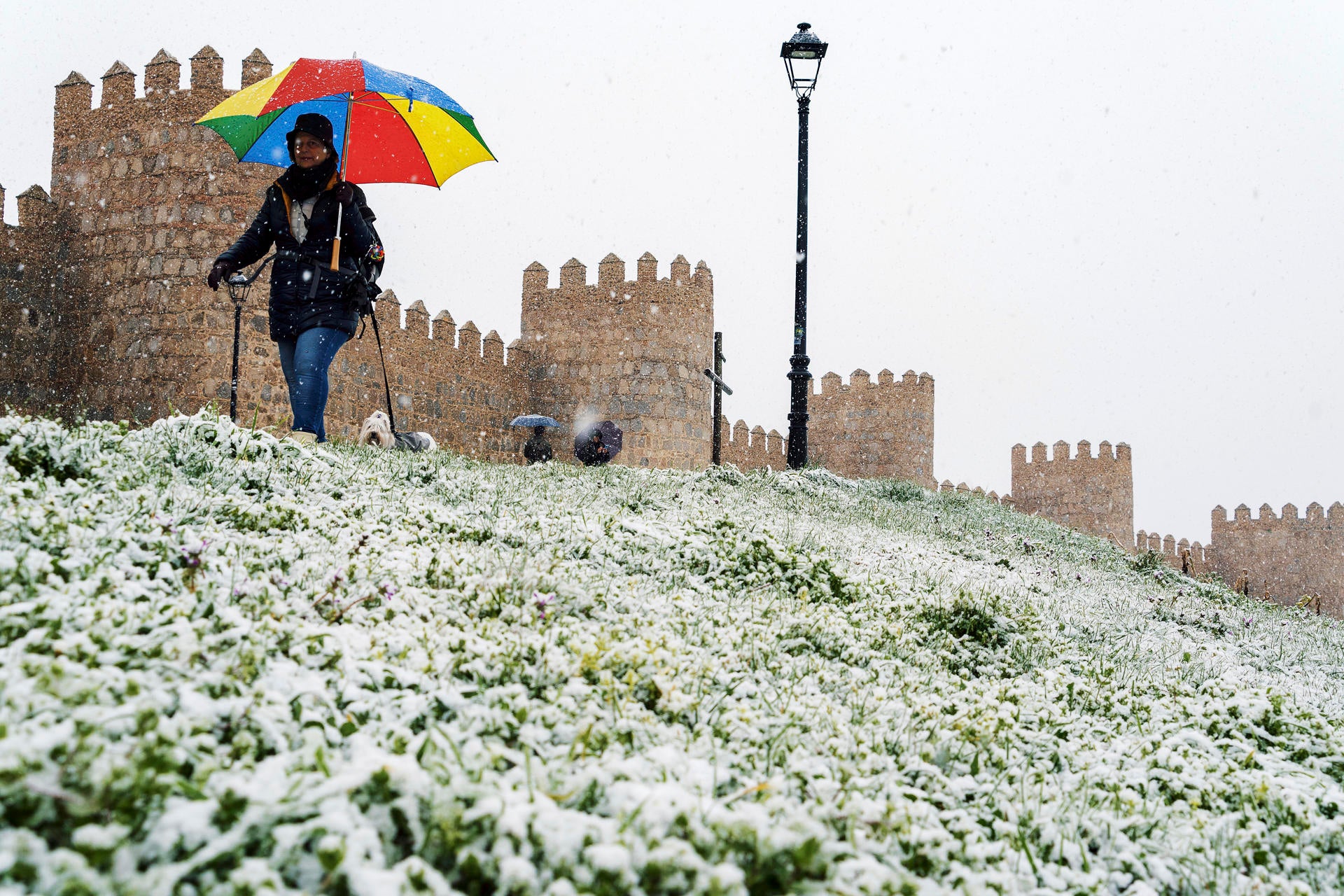 La borrasca 'Nelson' mantiene este Sábado Santo al país en aviso por nieve, viento, lluvias y olas La borrasca 'Nelson' mantiene este Sábado Santo al país en aviso por nieve, viento, lluvias y olas