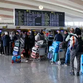Viajeros hacen cola para facturar sus maletas en el aeropuerto de Bilbao. Viajeros hacen cola para facturar sus maletas en el aeropuerto de Bilbao.