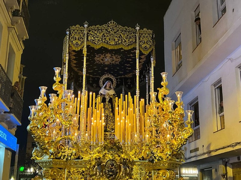 Así ha sonado la espectacular petalada a la Soledad Coronada Así ha sonado la espectacular petalada a la Soledad Coronada
