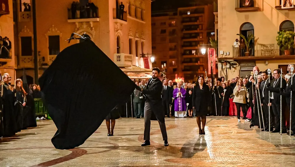 Representación de la Trencà del Guió de 2024 durante la Procesión General de Semana Santa de Elche. Representación de la Trencà del Guió de 2024 durante la Procesión General de Semana Santa de Elche.