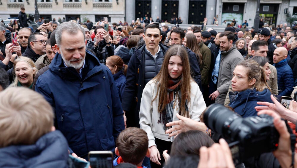 l Rey Felipe VI y la infanta Sofía durante una procesión en Semana Santa