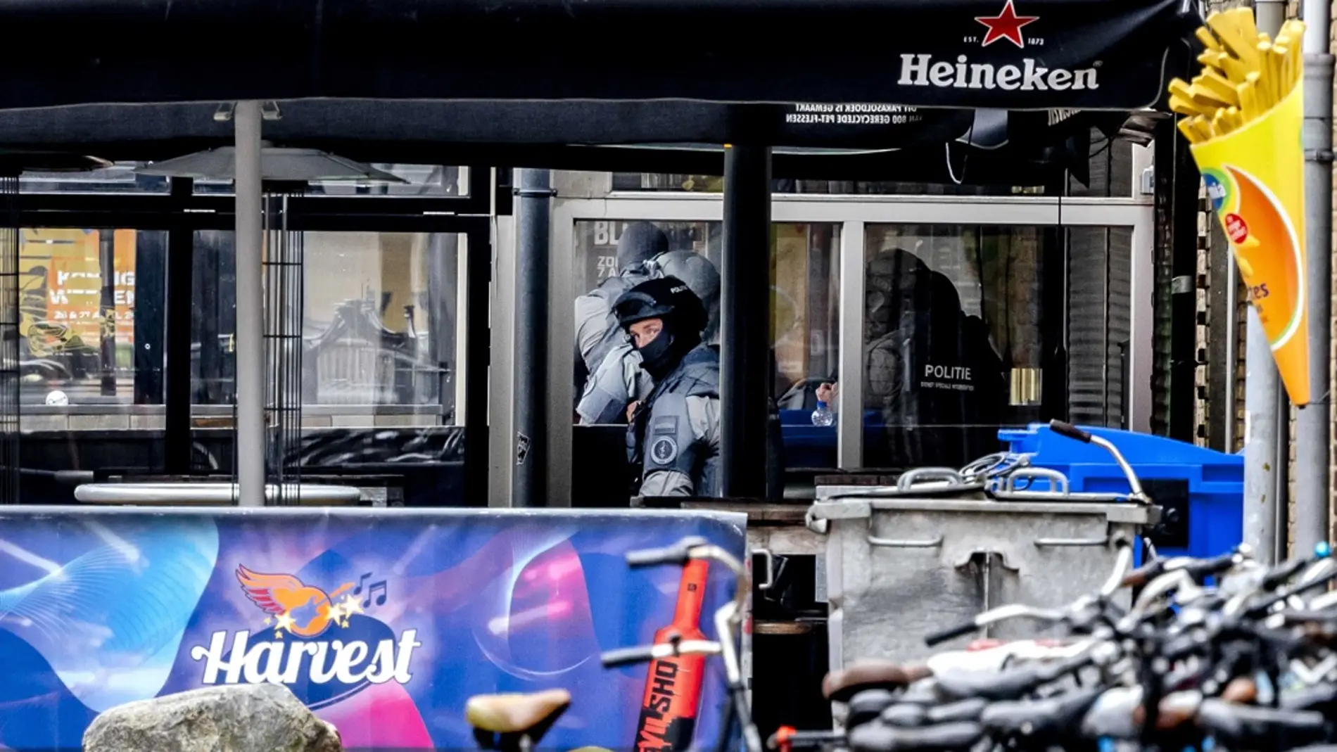 La Policía de Países Bajos informa de una toma de rehenes en un pub y el desalojo de 150 viviendas
