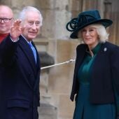 El rey Carlos de Inglaterra y la reina Camilla en la misa de Pascua, este domingo. 