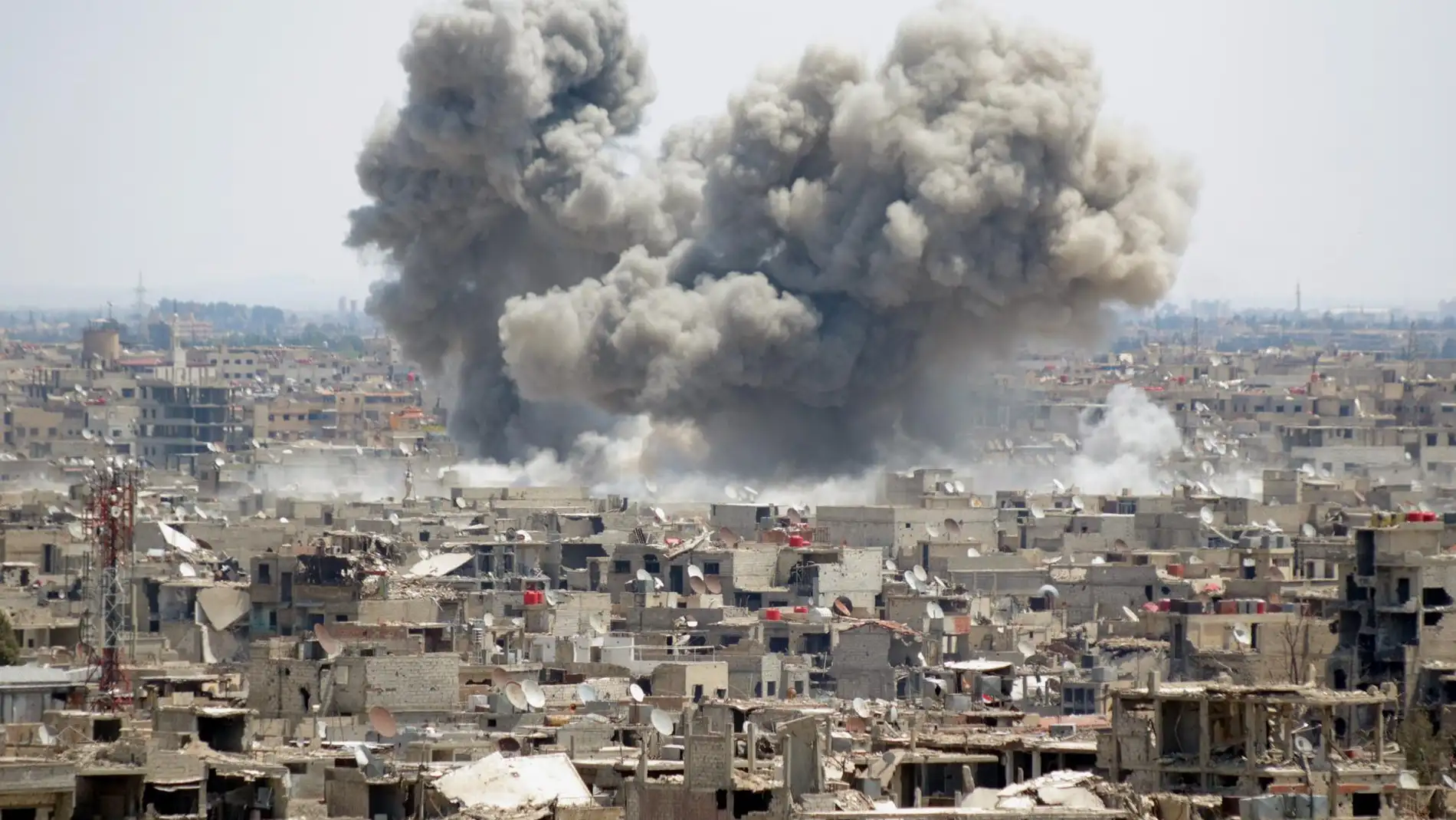 Foto archivo. Vista de un bombardeo en Damasco
