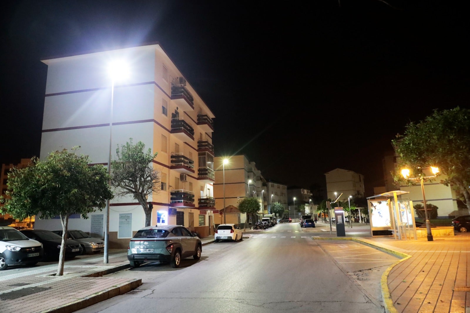 Continúan los trabajos de colocación de luminarias en Rota Continúan los trabajos de colocación de luminarias en Rota