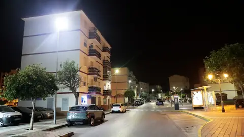 Una de las calles de Rota con las nuevas luminarias Una de las calles de Rota con las nuevas luminarias