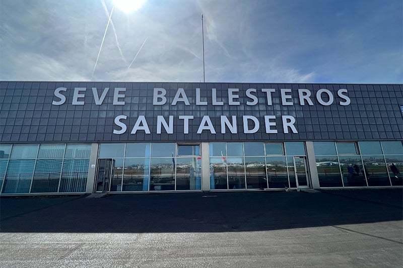 Un día histórico para el Seve Ballesteros con la final de la Europa League: 8.000 viajeros y hasta 16 aviones privados Un día histórico para el Seve Ballesteros con la final de la Europa League: 8.000 viajeros y hasta 16 aviones privados