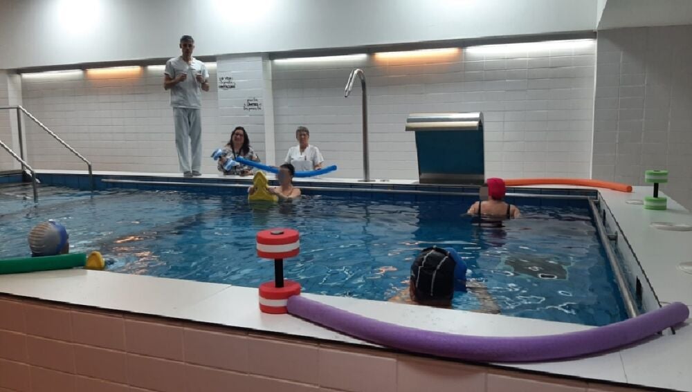 Las áreas de Fisioterapia y Salud Mental del Hospital General de Elche han impulsado un programa de hidroterapia. 