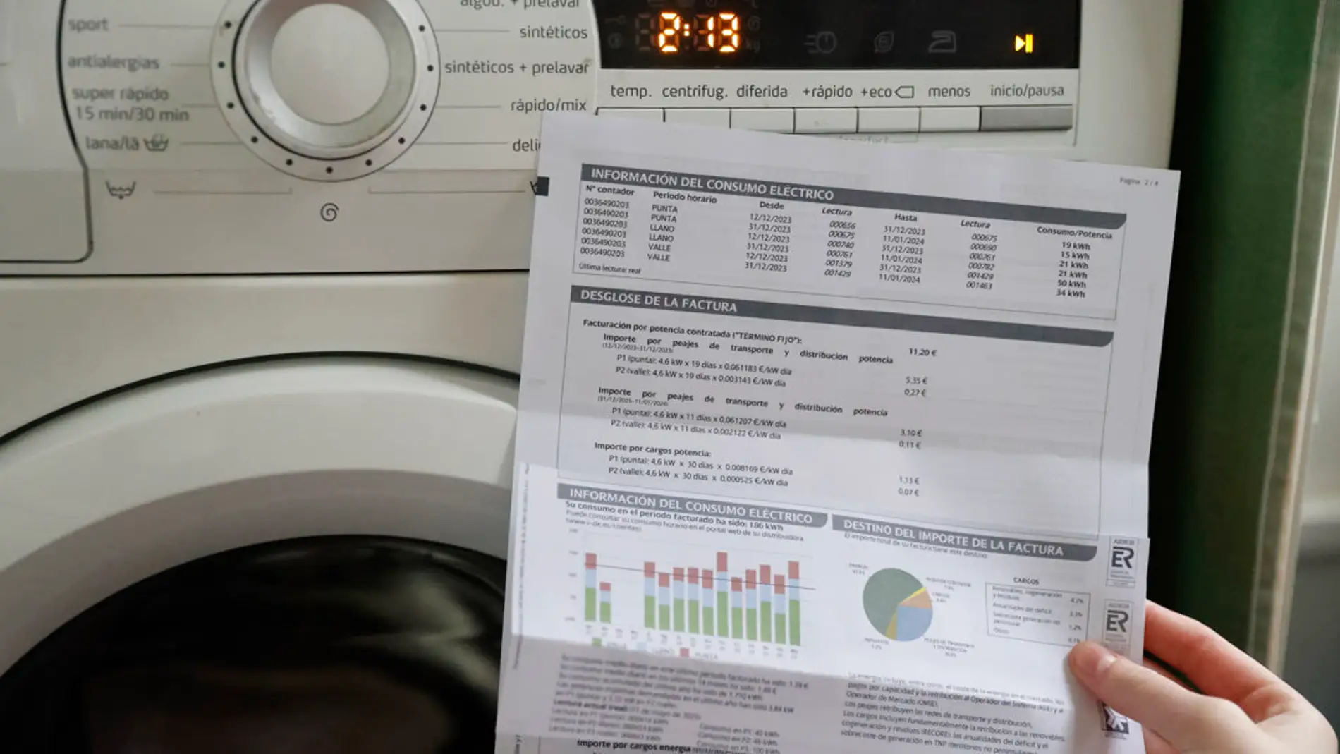 Una factura de la electricidad de un hogar ante un electrodoméstico./ EFE/Luis Tejido