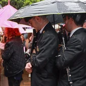 Imagen de músicos guarecidos bajo paraguas durante la Semana Santa de Sevilla 2024 Imagen de músicos guarecidos bajo paraguas durante la Semana Santa de Sevilla 2024