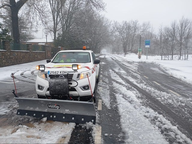 La Guardia Civil rescata cinco vehículos atrapados por la nieve en el Puerto de Honduras al que accedieron pese al corte de carretera La Guardia Civil rescata cinco vehículos atrapados por la nieve en el Puerto de Honduras al que accedieron pese al corte de carretera