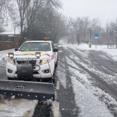 La Guardia Civil rescata cinco vehículos atrapados por la nieve en el Puerto de Honduras al que accedieron pese al corte de carretera