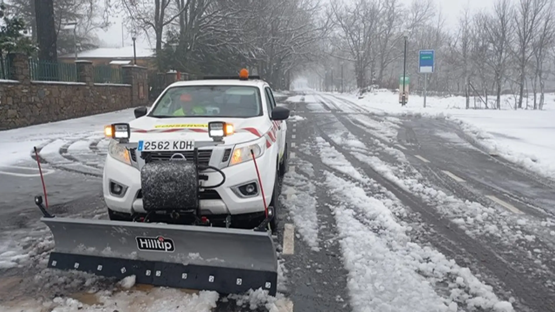 La Guardia Civil rescata cinco vehículos atrapados por la nieve en el Puerto de Honduras al que accedieron pese al corte de carretera