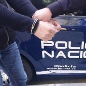 Un varón esposado y conducido por un agente de policía. Foto de ARCHIVO