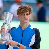 El italiano Jannik Sinner, con el trofeo de ganador del Abierto de Miami El italiano Jannik Sinner, con el trofeo de ganador del Abierto de Miami