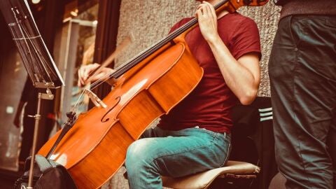 Imagen de archivo de una persona tocando el violonchelo