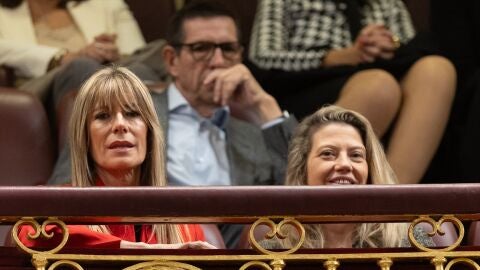 La mujer de Pedro S&aacute;nchez, Bego&ntilde;a G&oacute;mez, durante la segunda sesi&oacute;n del debate de investidura de Pedro S&aacute;nchez como presidente de Gobierno