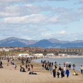Varias personas disfrutan del sol en la playa de la Patacona, en Valencia, este lunes. 