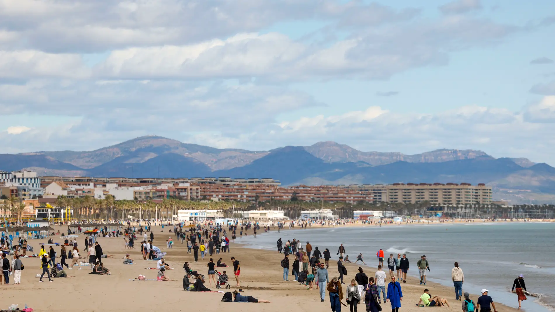 Varias personas disfrutan del sol en la playa de la Patacona, en Valencia, este lunes. 