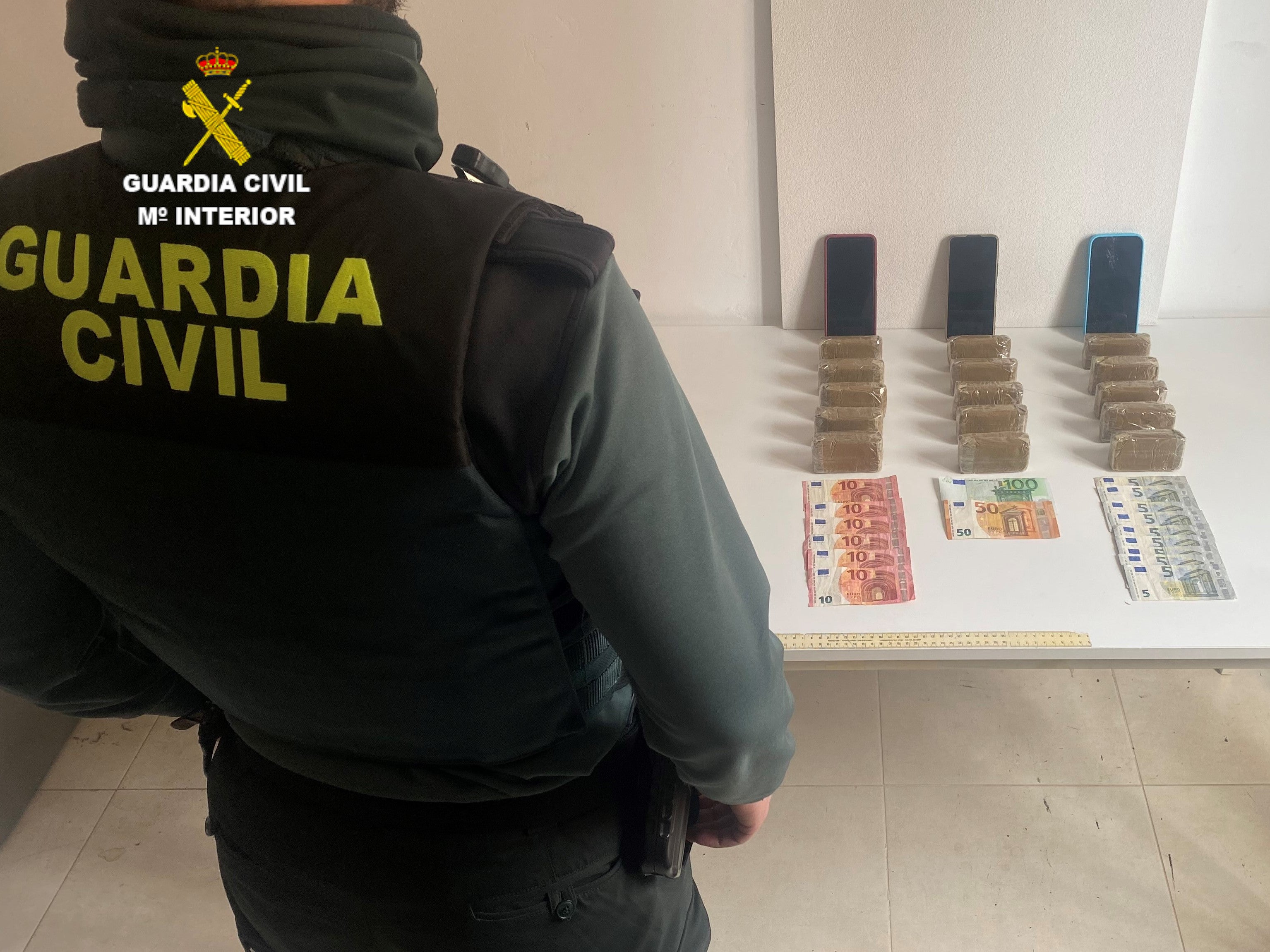La Guardia Civil detiene en Peñiscola a dos personas que llevaban 1,5 kilogramos de polen hachís La Guardia Civil detiene en Peñiscola a dos personas que llevaban 1,5 kilogramos de polen hachís