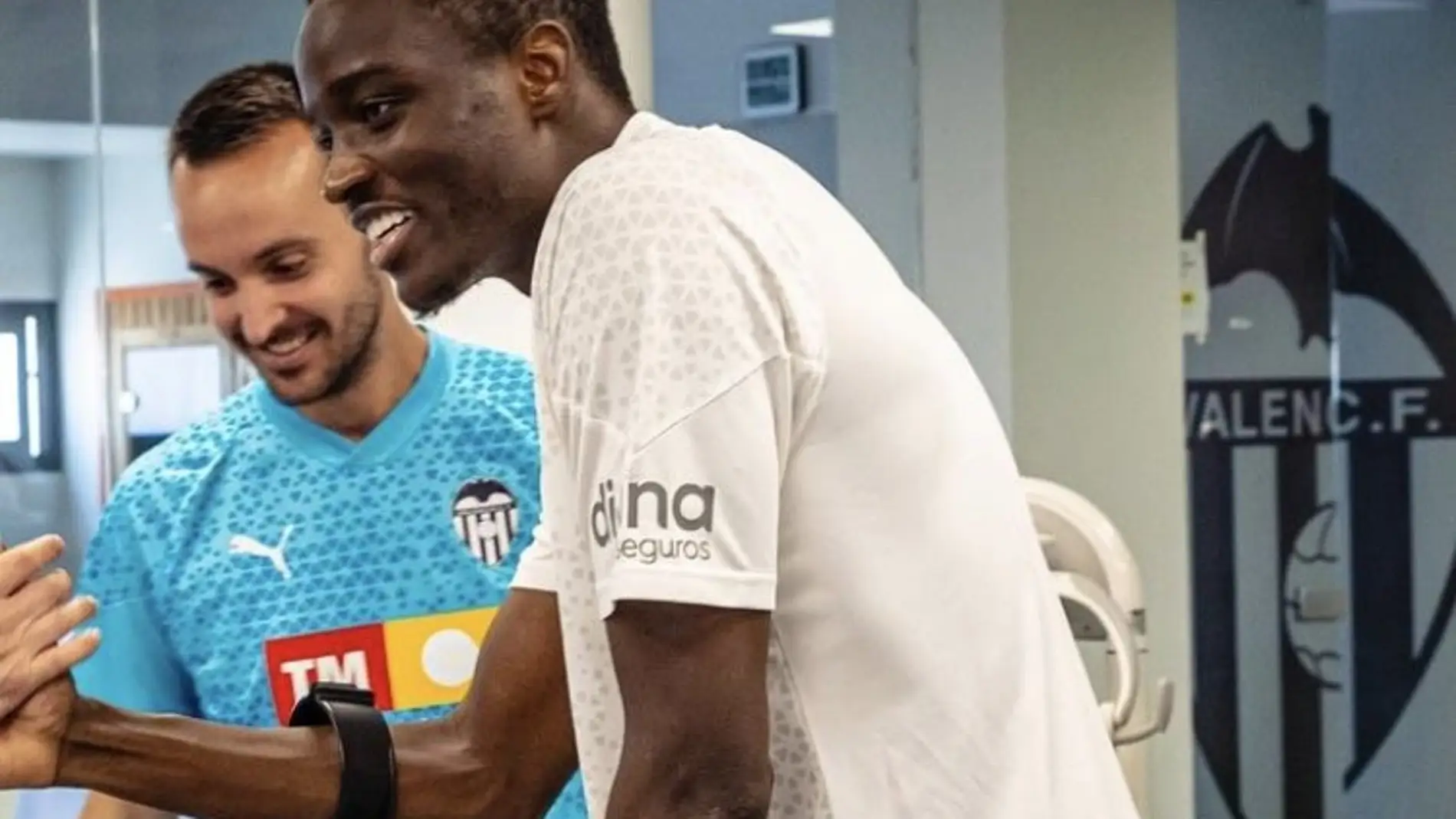 Mouctar Diakhaby vuelve a Valencia tras la operación de rodilla