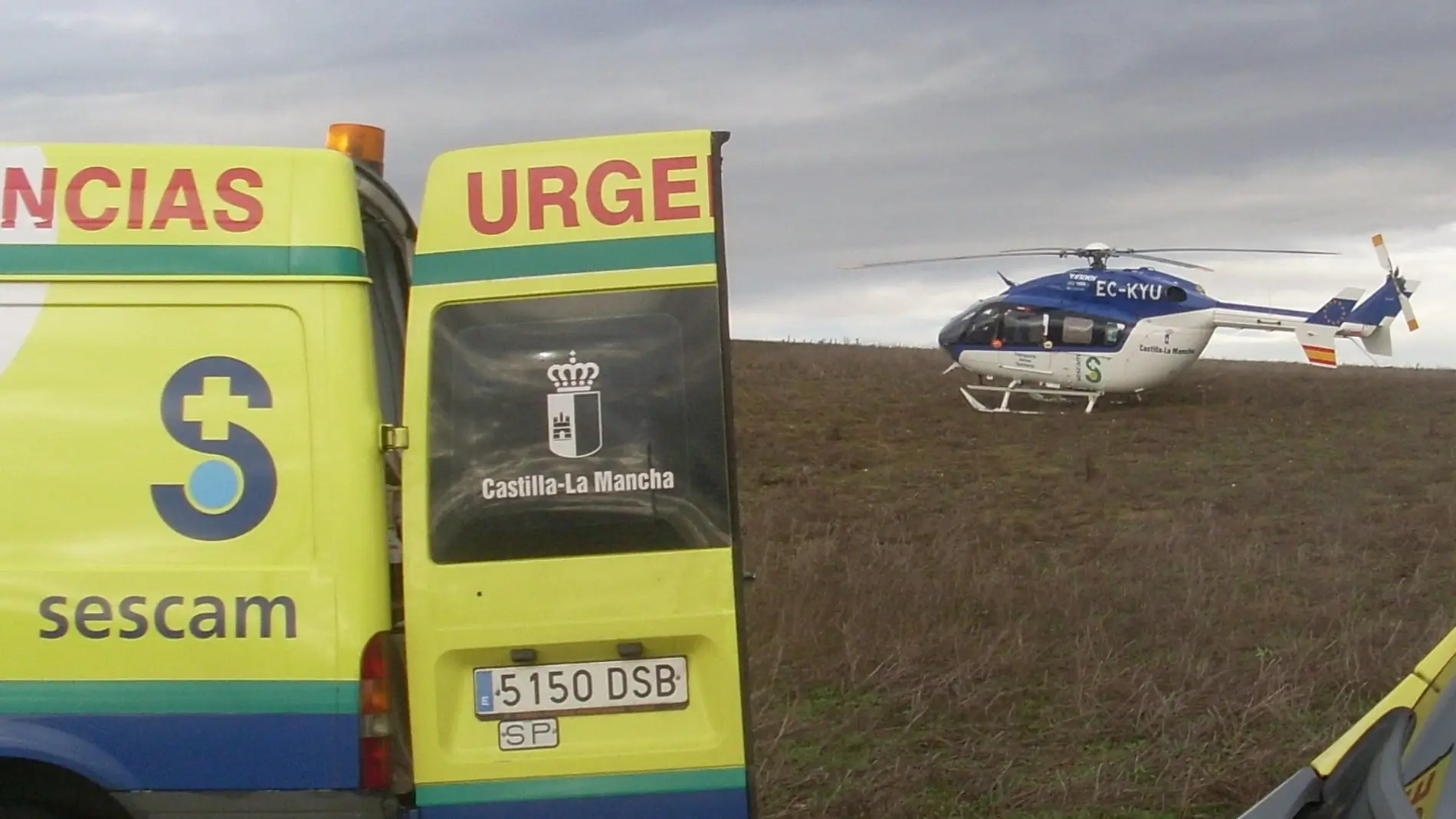 Ambulancia y helicóptero del SESCAM