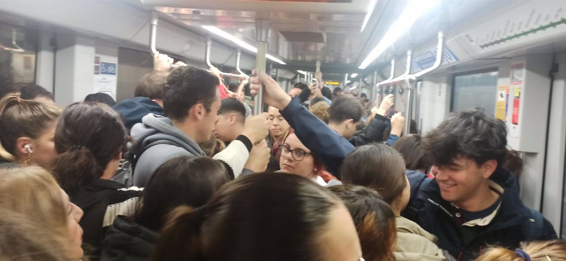 Sevilla se mueve pide comprar más trenes para el metro ante la "continua saturación" de los convoyes Sevilla se mueve pide comprar más trenes para el metro ante la "continua saturación" de los convoyes