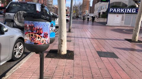 Papeleras con publicidad sin contrato en calles de Benidorm