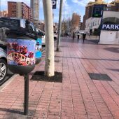 Papeleras con publicidad sin contrato en calles de Benidorm