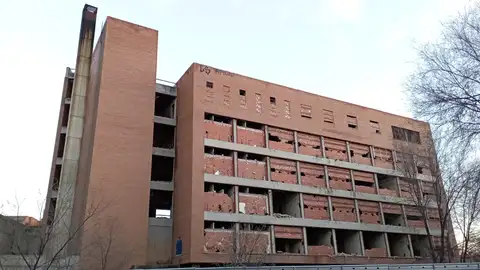 Los vecinos del distrito V pedirán información sobre el futuro del edificio y la parcela del antiguo ambulatorio del Val en la Audiencia Pública del próximo jueves Antiguo ambulatorio de El Val en Alcalá de Henares