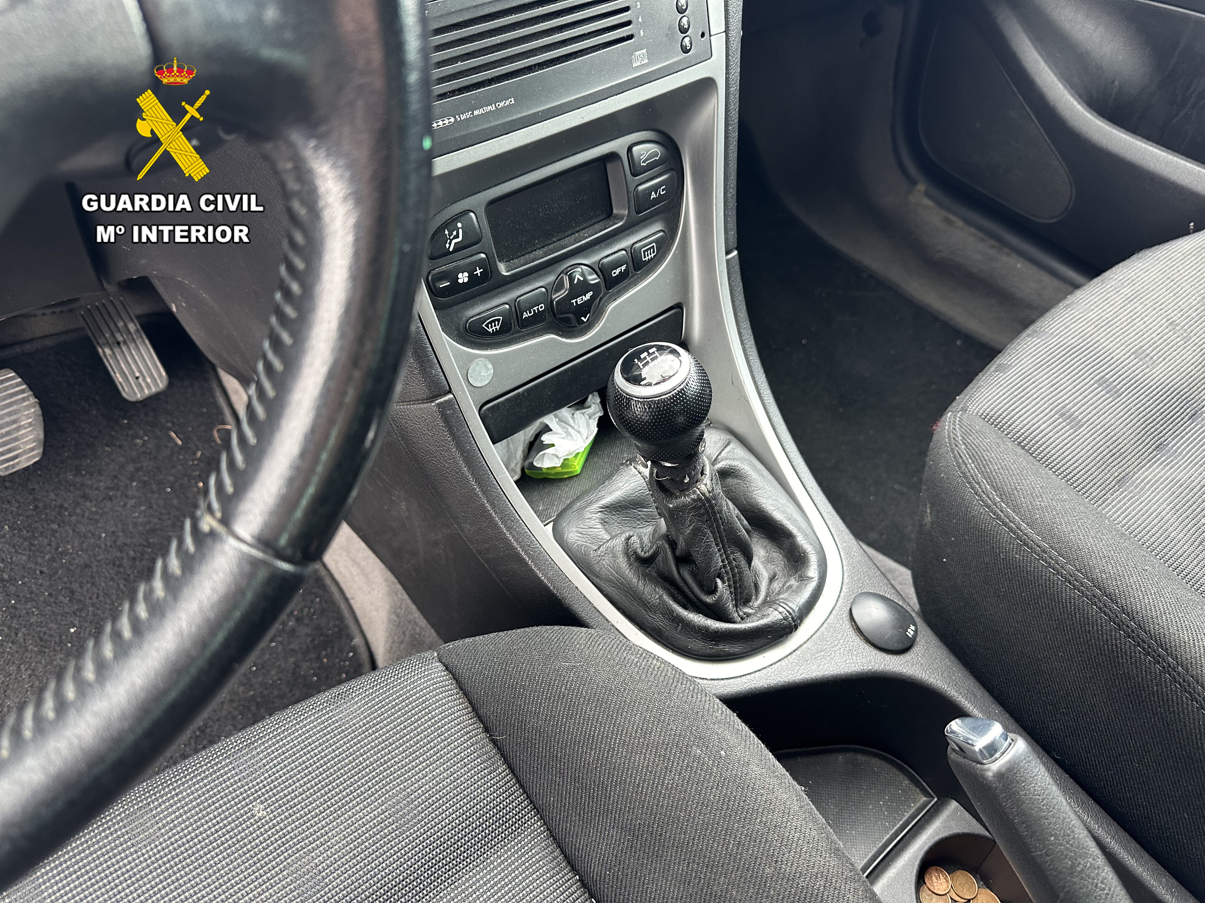 Detenido por esconder cocaína en el guarnecido de una palanca de cambios Detenido por esconder cocaína en el guarnecido de una palanca de cambios