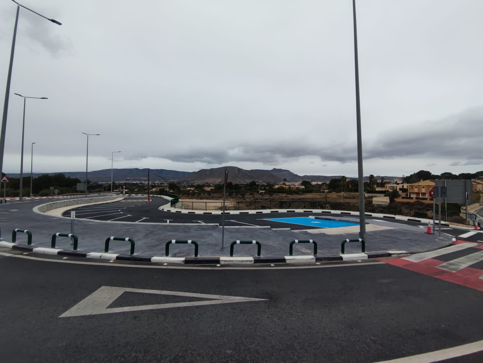 La Generalitat crea un parking con veinte plazas en la rotonda de acceso sur a Elda desde la A-31 La Generalitat crea un parking con veinte plazas en la rotonda de acceso sur a Elda desde la A-31