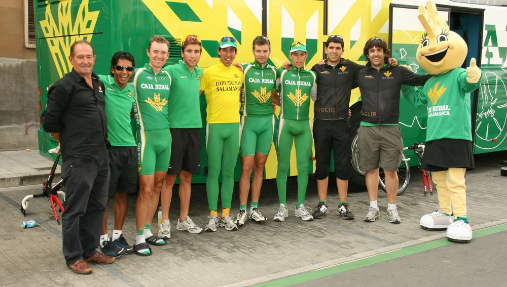 Víctor de la Parte, con el jersey amarillo de campeón