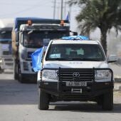 Un convoy de camiones con combustible y ayuda circula por el distrito Zeitoun de la ciudad de Gaza el 26 de noviembre de 2023, en el tercer día de tregua entre Israel y Hamás.