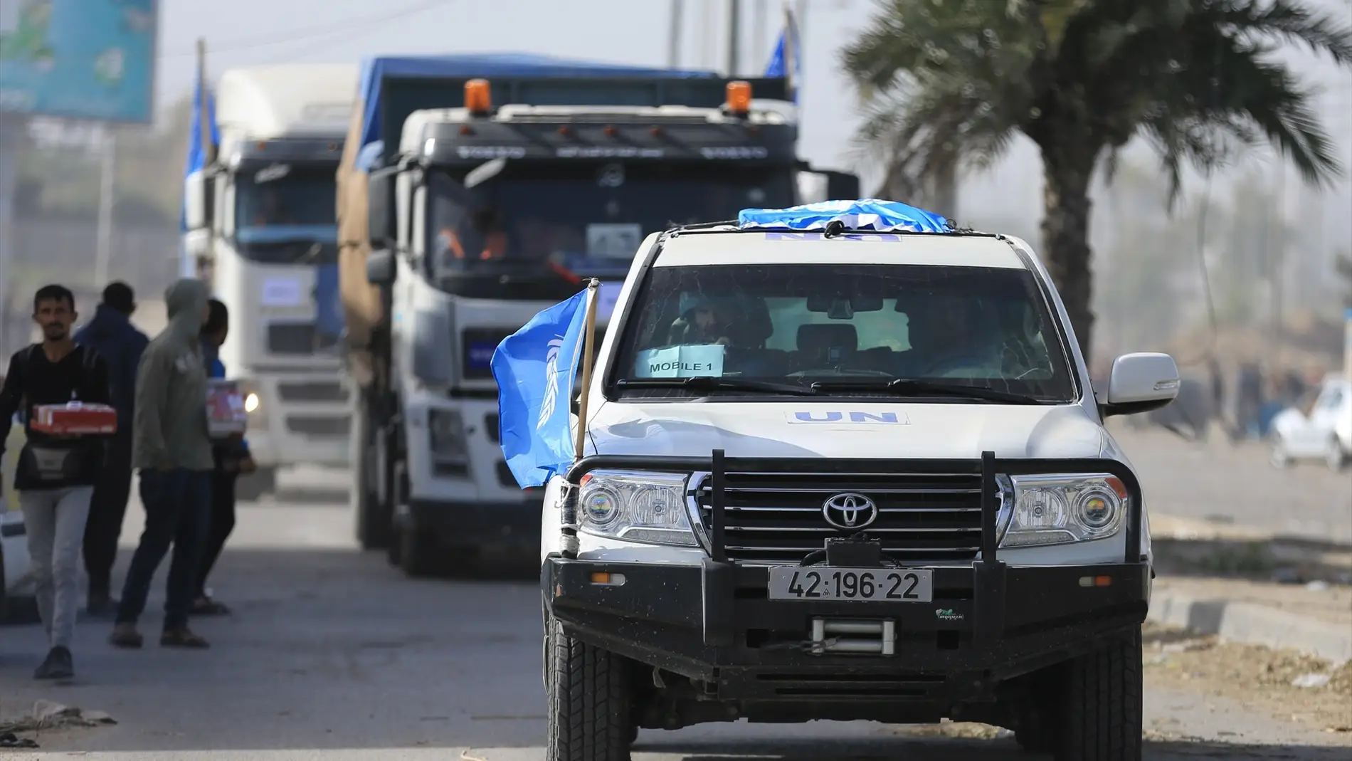 Un convoy de camiones con combustible y ayuda circula por el distrito Zeitoun de la ciudad de Gaza el 26 de noviembre de 2023, en el tercer día de tregua entre Israel y Hamás.