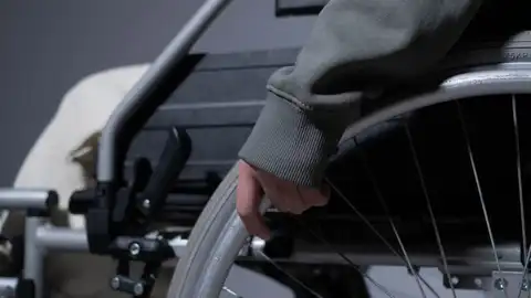 Imagen de archivo de una persona en silla de ruedas Imagen de archivo de una persona en silla de ruedas