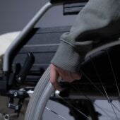 Imagen de archivo de una persona en silla de ruedas