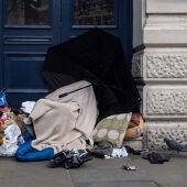 Una persona durmiendo en la calle 