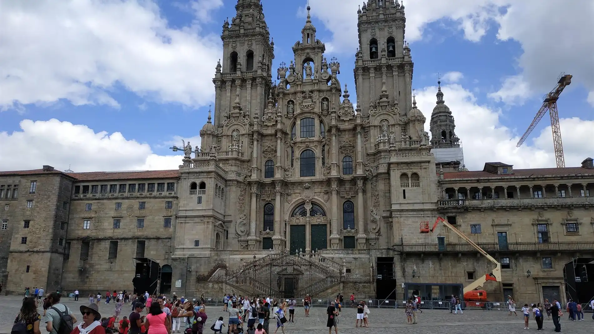 Los guías de Compostela lamentan que "se nos demonice cuando somos el menor de los problemas" porque "trabajamos con calidad respetando a los ciudadanos"