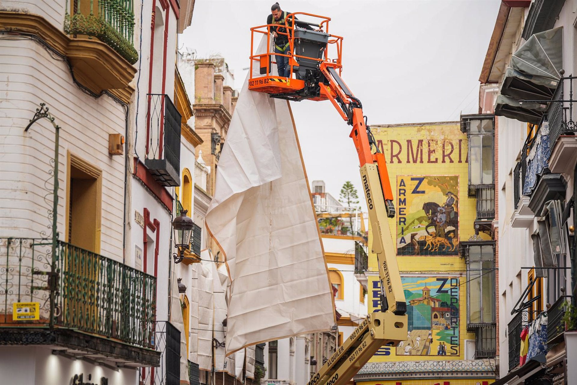 El Ayuntamiento comienza el entoldado por el entorno de la Campana y la calle Sierpes El Ayuntamiento comienza el entoldado por el entorno de la Campana y la calle Sierpes