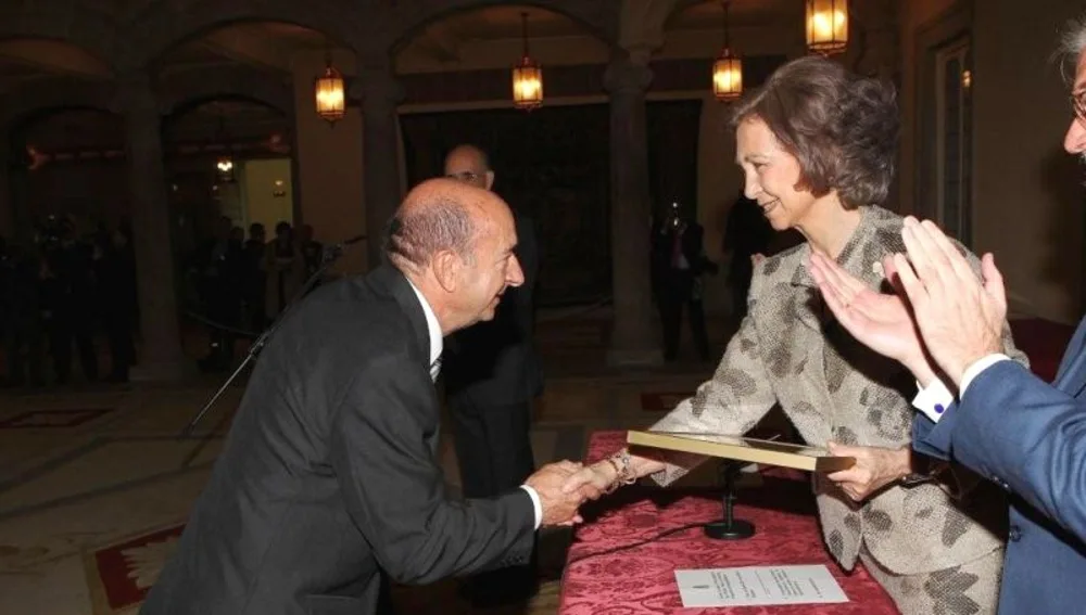 Fernando García Fontanet junto a la Reina Sofía en un acto. 