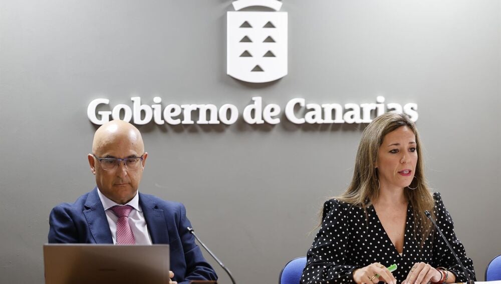 La consejera de Turismo y Empleo, Jéssica de León, y el director general de Ordenación, Formación y Promoción Turística, Miguel Ángel Rodríguez durante la presentación anteproyecto del Ley de Ordenación Sostenible del Uso Turístico de Viviendas