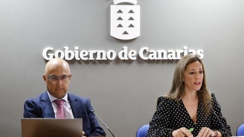 La consejera de Turismo y Empleo, J&eacute;ssica de Le&oacute;n, y el director general de Ordenaci&oacute;n, Formaci&oacute;n y Promoci&oacute;n Tur&iacute;stica, Miguel &Aacute;ngel Rodr&iacute;guez durante la presentaci&oacute;n anteproyecto del Ley de Ordenaci&oacute;n Sostenible del Uso Tur&iacute;stico de Viviendas