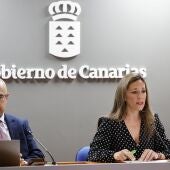 La consejera de Turismo y Empleo, Jéssica de León, y el director general de Ordenación, Formación y Promoción Turística, Miguel Ángel Rodríguez durante la presentación anteproyecto del Ley de Ordenación Sostenible del Uso Turístico de Viviendas
