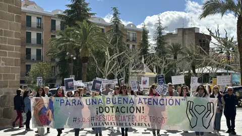 Las trabajadoras del centro residencial Felipe Trigo continúan manifestándose Las trabajadoras del centro residencial Felipe Trigo continúan manifestándose