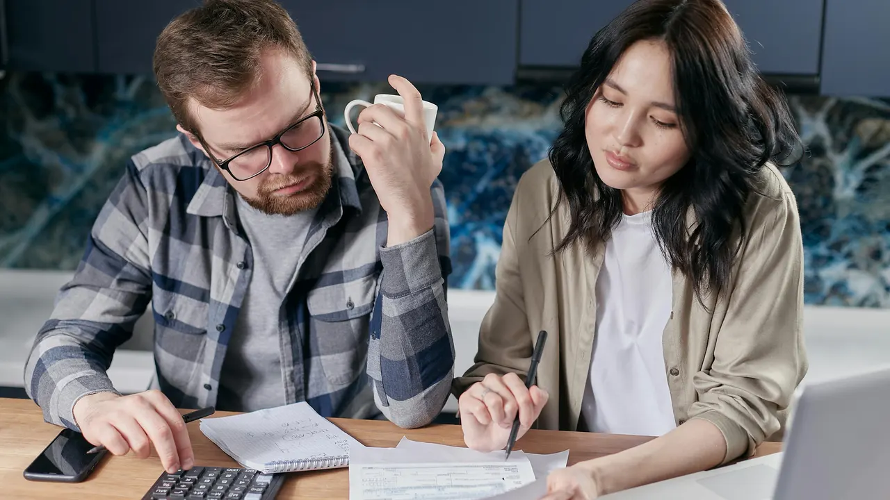 Imagen de una pareja haciendo cuentas