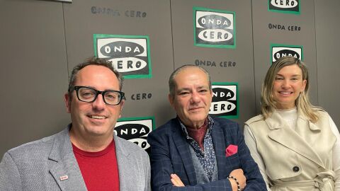 Sa&uacute;l Viciano junto a Francisco de FIACT Seguros, y Rebeca de Simetr&iacute;a Grupo. 