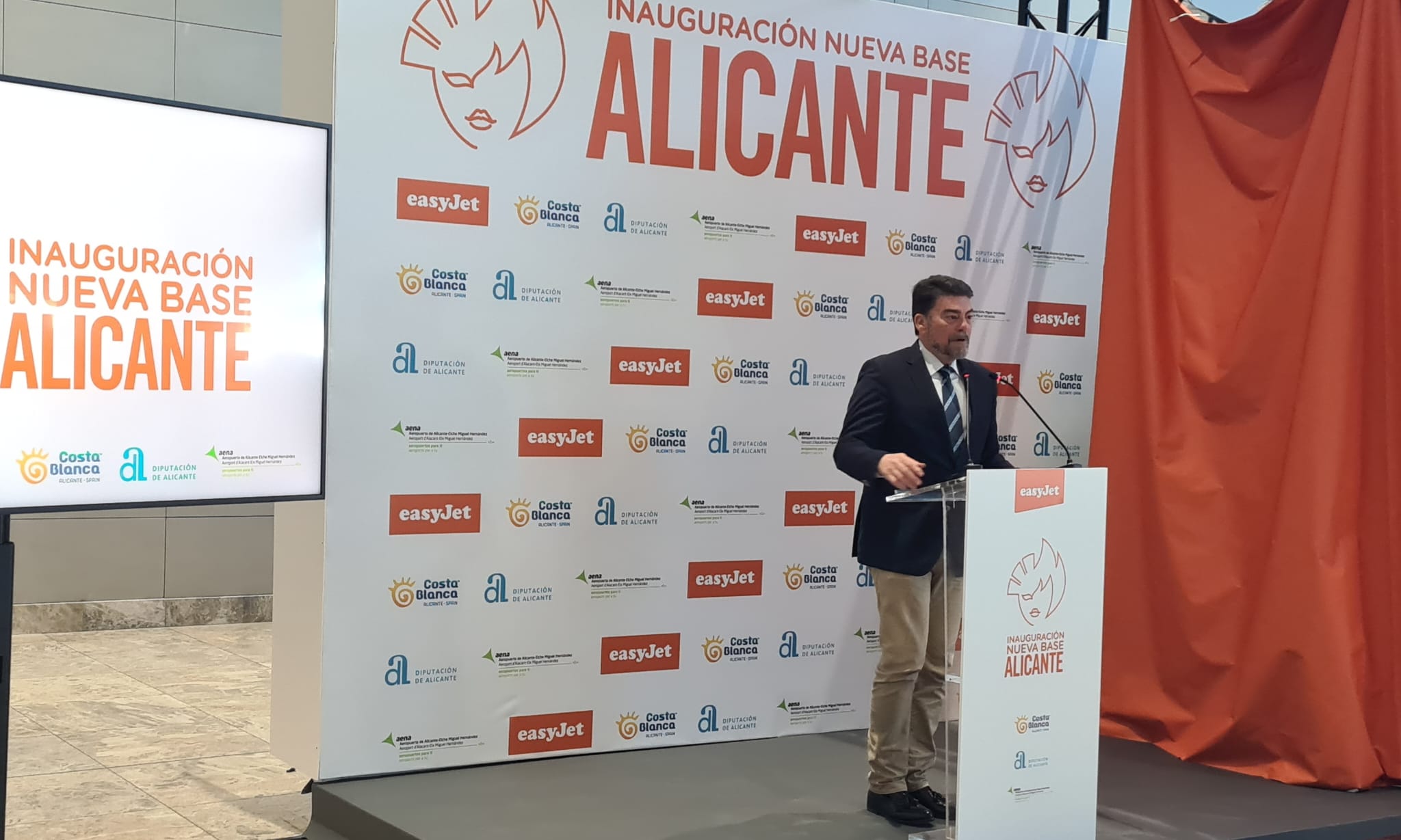Barcala celebra el establecimiento de la base de Easy Jet en el aeropuerto Barcala celebra el establecimiento de la base de Easy Jet en el aeropuerto