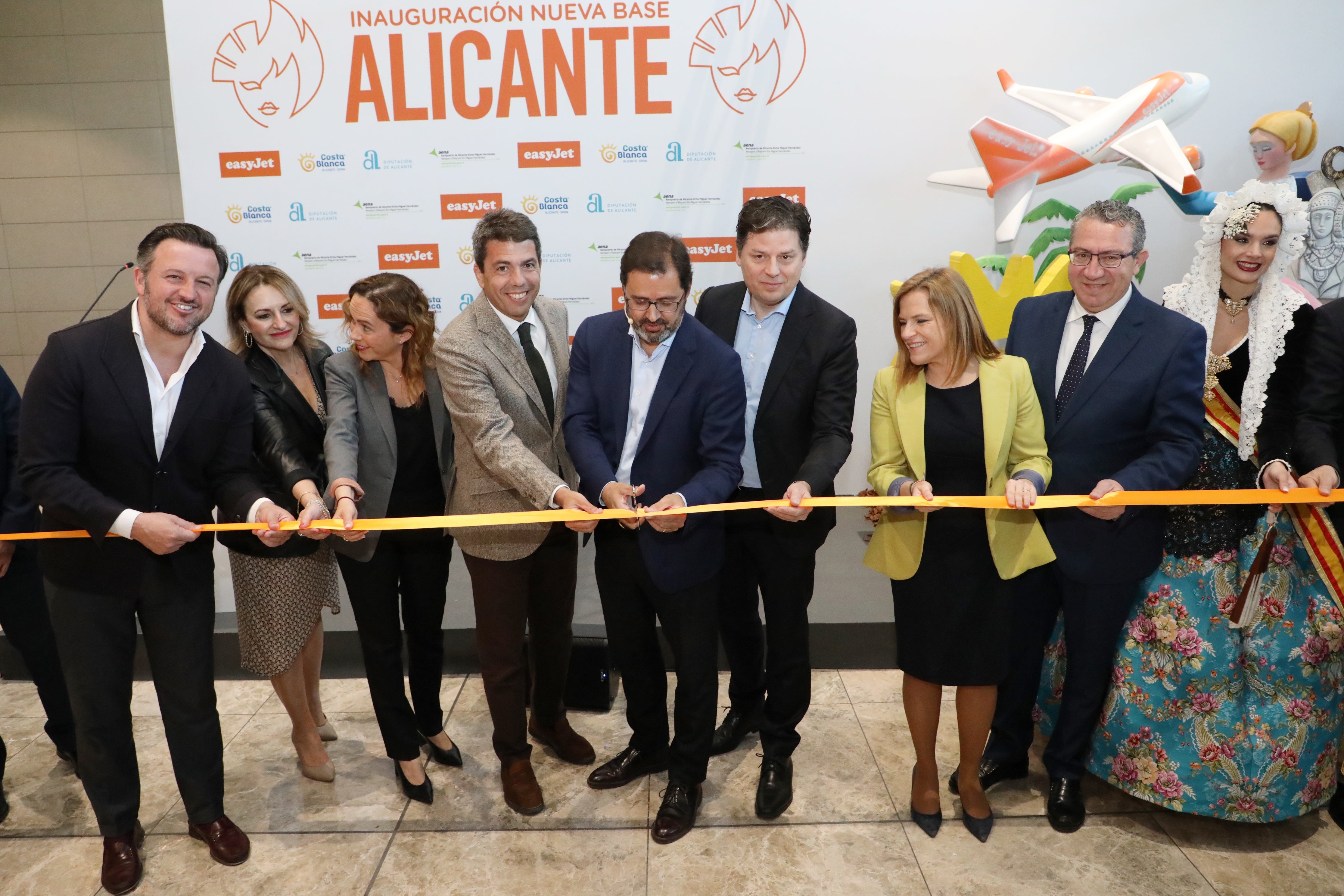 La Generalitat y las Cámaras de Comercio preparan un informe para pedir mejoras en los aeropuertos Alicante-Elche y de València La Generalitat y las Cámaras de Comercio preparan un informe para pedir mejoras en los aeropuertos Alicante-Elche y de València