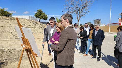 La consellera de Vivienda inspecciona el terreno donde irá la treintena de VPO&#39;s en régimen de alquiler de Villajoyosa